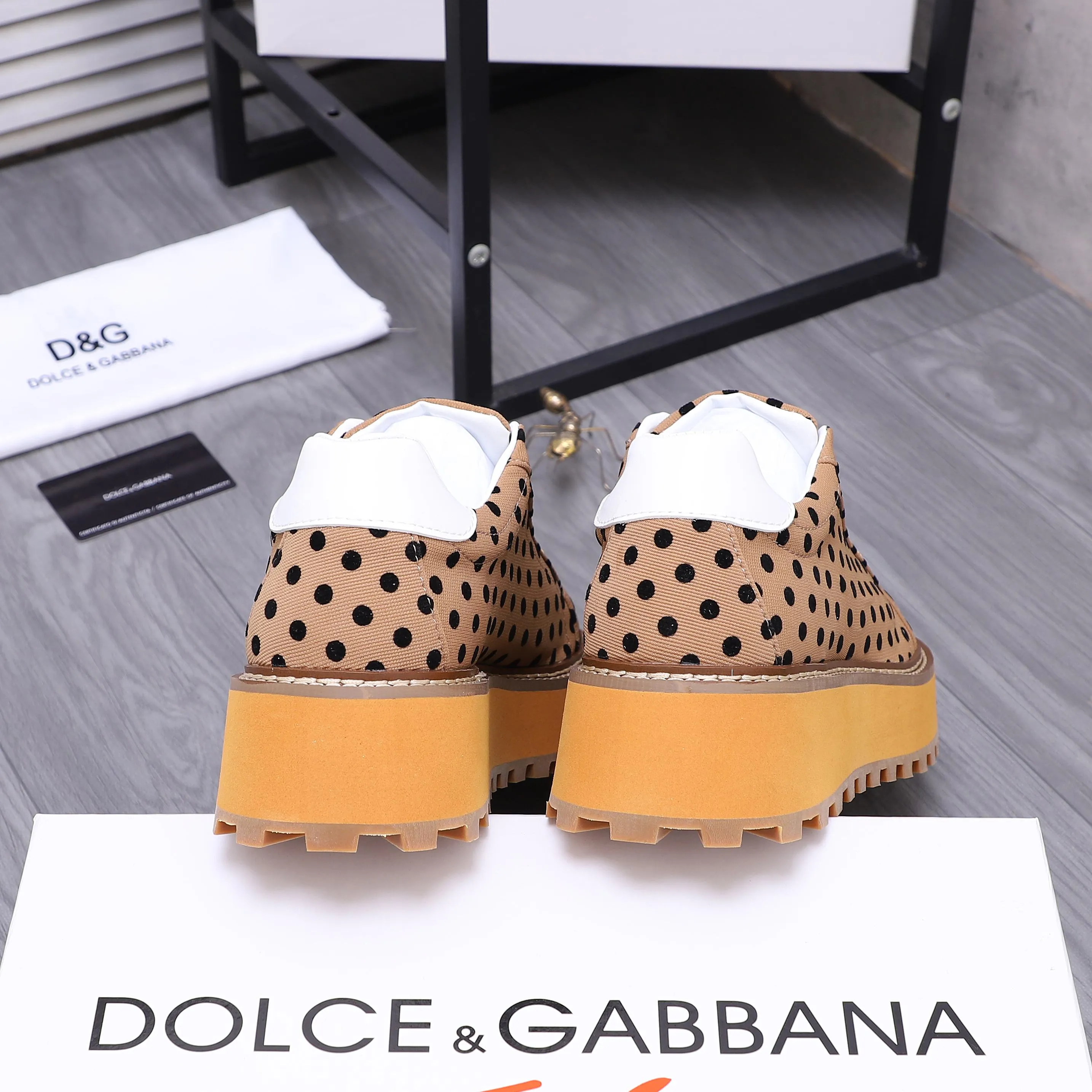 Men's shoes 💰442 Product trademark: DG (Dolce & Gabbana) casual shoes for couples. Regular size: 36-46 (45.46 is custom-made and non-refundable). Product materials: Selected breathable woven upper, leather lining, cowhide insole, non-slip rubber outsole